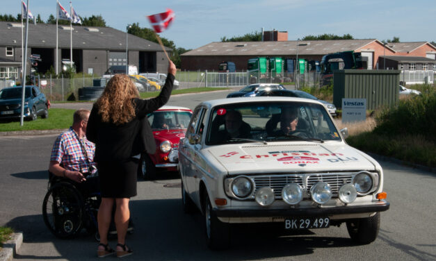Silkeborgs borgmester, Helle Gade, sendte klassiske biler rundt om Silkeborg i 4. afdeling af SONAX DASU Classic.